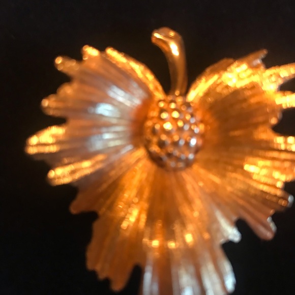 MONET SIGNED VINTAGE BROOCH - Picture 7 of 16